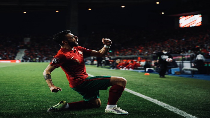 El mediocampista del Manchester United, Bruno Fernandes, aseguró con su doblete la clasificación de Portugal a la Copa del Mundo.