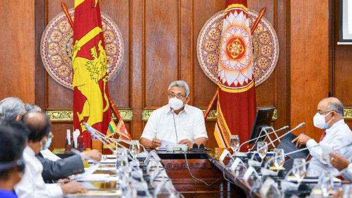 En la noche del domingo el gabinete Sri Lanka renunció en pleno, con la excepción del presidente y del primer ministro Mahinda Rajapaksa, hermano mayor del mandatario.