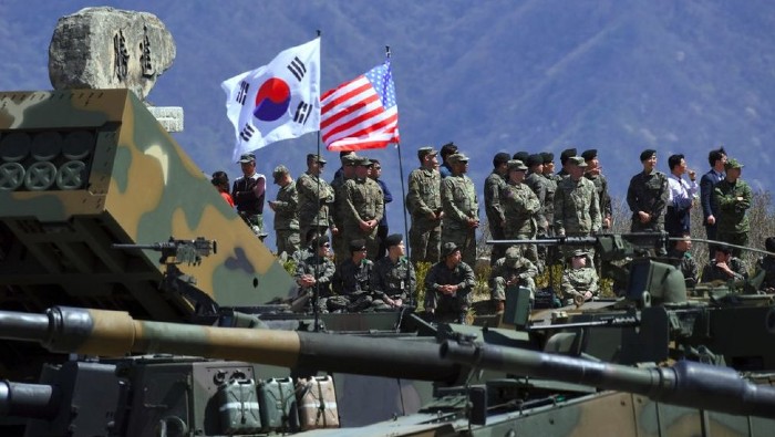 Ambas partes de la península de Corea se encuentran técnicamente en guerra desde 1953, debido a que no ha habido un tratado de paz entre las partes desde entonces.