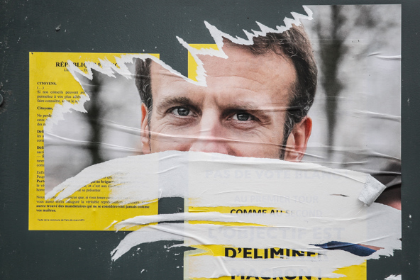 Macron encabeza las encuestas en la segunda vuelta, pero su ventaja con respecto a Le Pen se ha reducido en algunos sondeos.