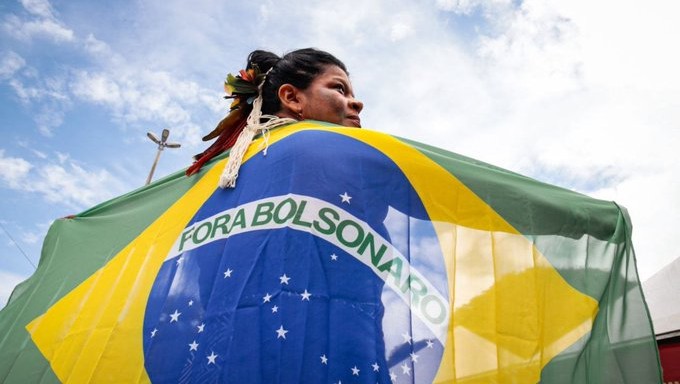 La política del presidente Jair Bolsonaro afecta los derechos de las mujeres indígenas al pretender emplear su territorio para el extractivismo