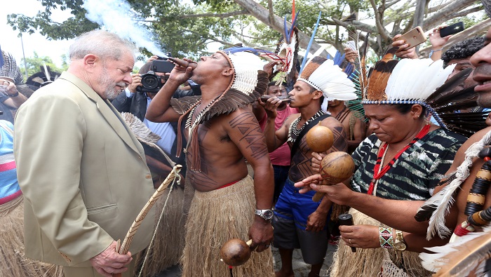 El encuentro entre Lula y los representantes de comunidades indígenas que llegaron a Brasilia es parte de su agenda política para apoyar la resistencia popular frente a Bolsonaro.