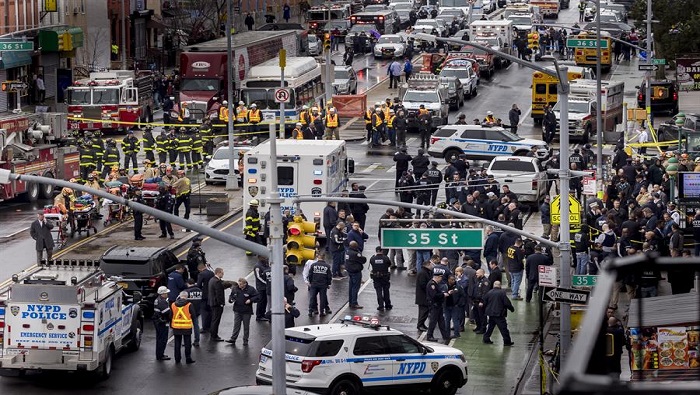 Las autoridades de Nueva York investigan el motivo del hecho, pero no como un acto terrorista hasta el momento.
