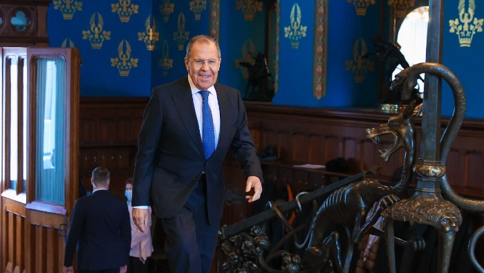 Lavrov señaló que cuando su nación comenzó a confiar en sus legítimos intereses nacionales, Occidente enterró los valores universales.
