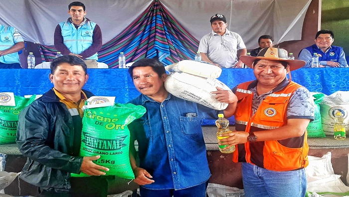 Unas 409 familias damnificadas por las heladas en Cuatro Cañadas recibieron la ayuda entregada por el Gobierno boliviano.