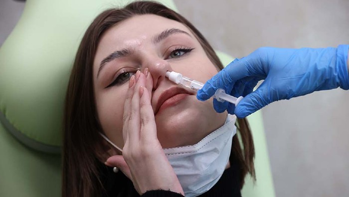 La vacuna Sputnik V en su forma nasal fue registrada el 1 de abril por el Ministerio de Salud ruso, y avanza a su etapa final de ensayos clínicos.