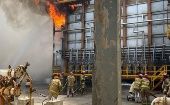 Bomberos de la refinería Ingeniero Antonio Dovalí Jaime intentan controlar el incendio en una zona del centro refinador.