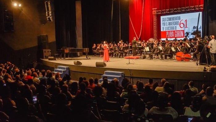 En la gala conmemorativa participaron la Banda Nacional de Conciertos, las cantantes Niurka Reyes y Beatriz Márquez, entre otros artistas cubanos.