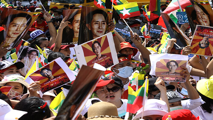 Miles de birmanos han exigido a la junta militar la liberación de Aung San Suu Kyi.