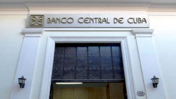 La regulación del Banco Central de Cuba establece el proceder en caso de que se trate de una persona natural o jurídica.