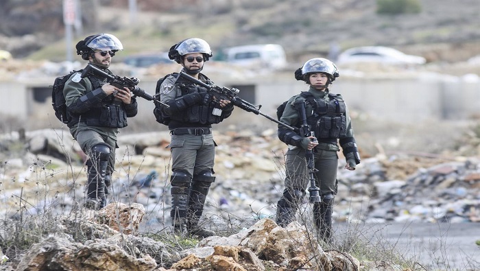 Las fuerzas israelíes detuvieron a dos palestinos, de unos 20 años, después de entrar por la fuerza y ​​saquear las casas de sus familias en la ciudad de Qalqilia, al norte de Cisjordania.