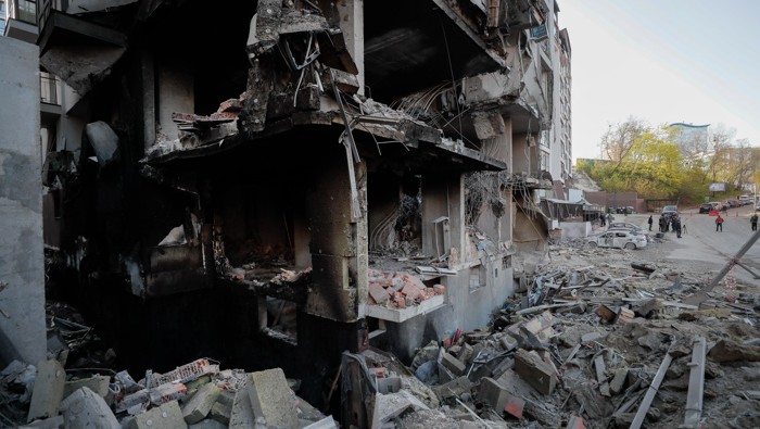 Según los servicios de emergencia ucranianos, el ataque impactó también en un edificio residencial que sufrió daños.