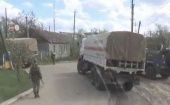 “La ayuda humanitaria, cargada por camiones, acompañada por la policía militar rusa y con la ayuda del personal de emergencia ruso, fue transferida a los residentes de la ciudad de Izyum”,  detalló.