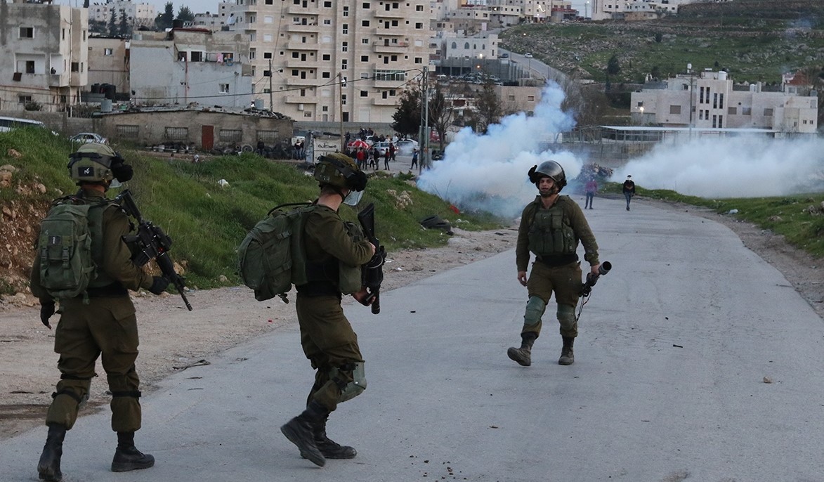 Las fuerzas sionistas respaldan y conceden impunidad a las agresiones de los colonos israelíes, y han cometido 78 violaciones contra periodistas en el mes de abril.