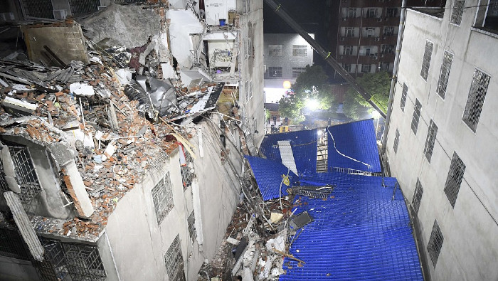 Las autoridades no han encontrado las causas que originaron el derrumbe del edificio comercial.