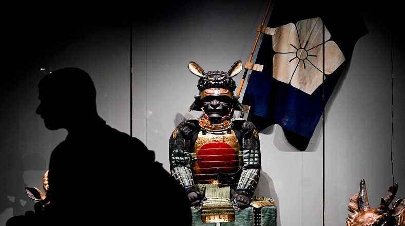 Durante el período temporal comprendido entre el XVIII y XIX, la armadura de samurái significaba estatus, por lo cual se distinguían en cuanto a materiales preciosos y el fuerte diseño decorativo.