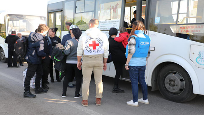 Funcionarios de la ONU y Cruz Roja colaboran en la evacuación de civiles de la ciudad ucraniana de Mariúpol.