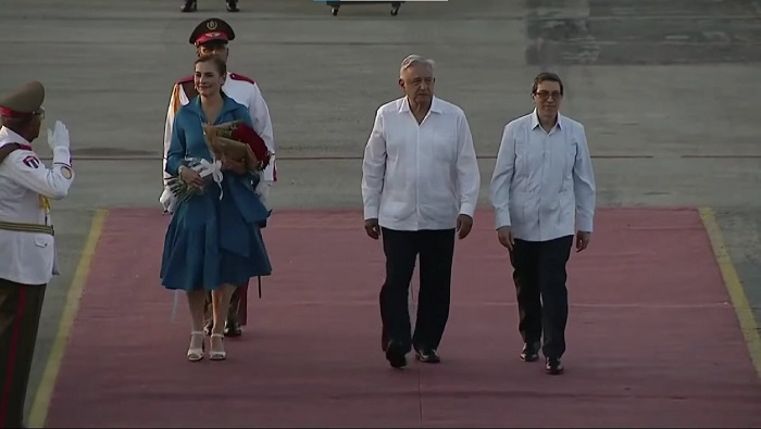 El canciller de Cuba, Bruno Rodríguez Parrilla, dio la bienvenida a López Obrador, quien fue recibido con honores.