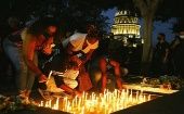 Ciudadanía cubana rinde tributo este viernes en una vigilia colectiva a las víctimas del accidente en el hotel Saratoga.