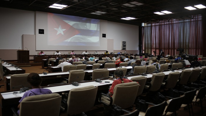 Los diputados cubanos se unen para definir mejores estrategias que ayuden al país a mejorar su economía y la política de servicios.