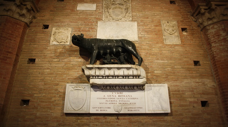 Los Museos Capitolinos, ubicados en Roma, capital italiana, están constituidos por el Palacio de los Conservadores y el Palacio Nuevo, enclavados en la plaza del Capitolio remodelada por Miguel Ángel. 