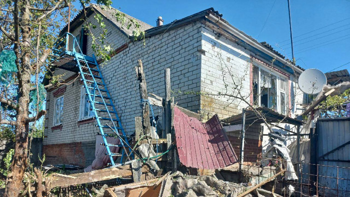 Gladkov apuntó que un edificio próximo a una vivienda afectada quedó completamente destruido.
