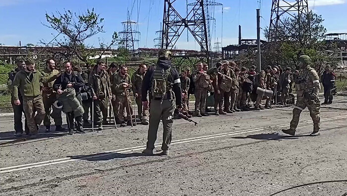 Combatientes ucranianos se entregan a soldados rusos en la ciudad ucraniana de Mariúpol.