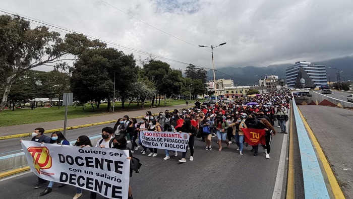 En su marcha por Quito, los estudiantes exigieron mayor atención del Gobierno al sector educativo.