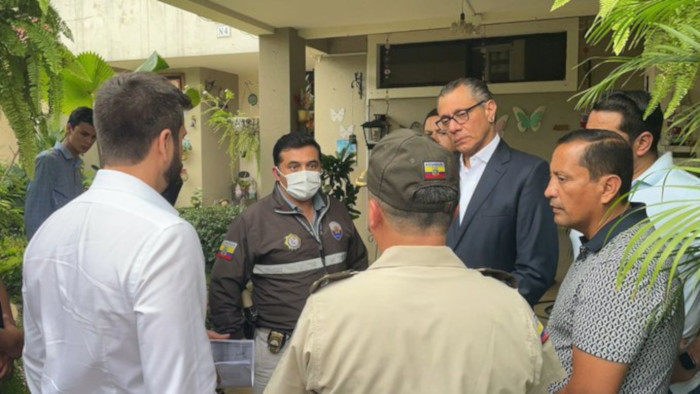 Cerca de las 02H00 de este sábado 21 de mayo, Glas llegó a la cárcel 4 de Quito. A su arribo a este centro carcelario habló de la anulación del habeas corpus.