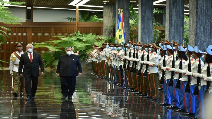 Gonsalves visita Cuba en ocasión del 30 aniversario de relaciones diplomáticas entre su país y la mayor de las Antillas.