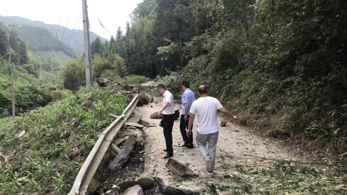 El terremoto de magnitud 6,1 sacudió el condado de Lushan, seguido de una réplica de 4.5 cinco minutos después en el cercano condado de Baoxing.