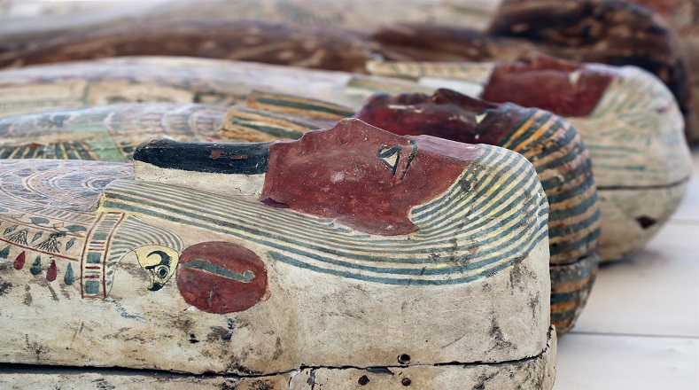 El Consejo Supremo de Antigüedades de Egipto descubrió 250 sarcófagos y 150 estatuas de bronce en la necrópolis de Saqqara en El Cairo, el último de una serie de hallazgos notables en la región.