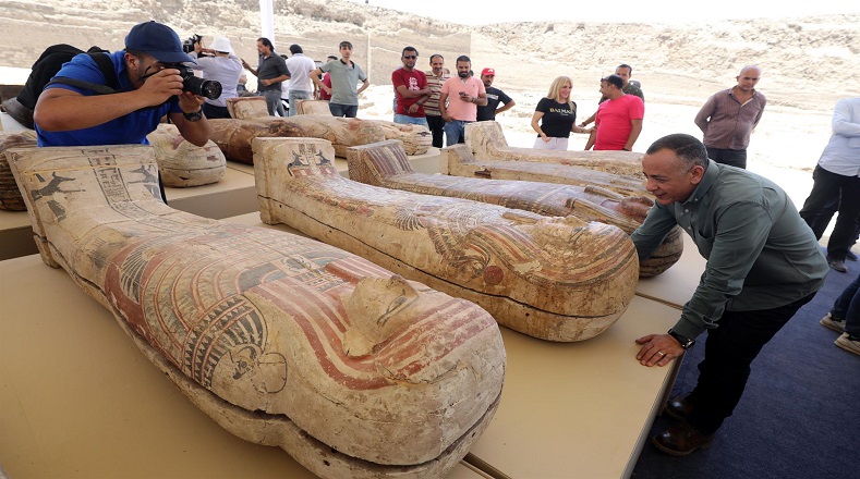 En este enclave egipcio, durante el pasado enero de 2021, fueron descubiertos nuevos tesoros arqueológicos, entre ellos 50 sarcófagos del Nuevo Imperio de más de 3.000 años de antigüedad..