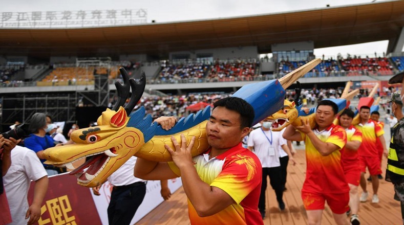 El Festival del Bote del Dragón fue inaugurado este viernes con una carrera tradicional de botes de dragón en la ciudad de Miluo, provincia de Hunan, en el centro de China.