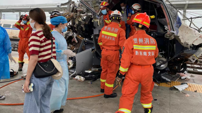El conductor detectó una situación anormal en la vía y luego frenó de emergencia en cinco segundos, dijo China Railway.