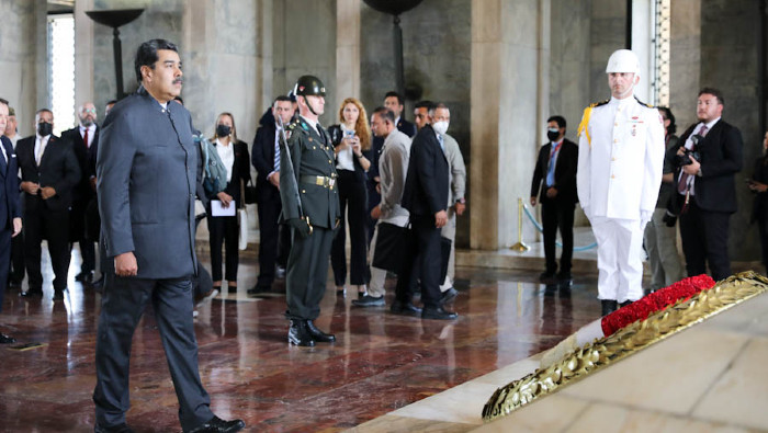 El jefe de Estado “estampó su rúbrica en el libro de visitantes para dejar constancia del recorrido” al mausoleo.