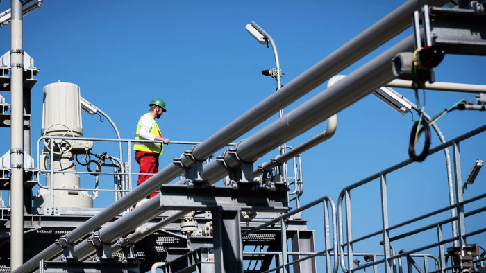 El precio del gas en Europa se disparó este martes más del 10 % después de que la Gazprom advirtiera que se ve obligada a disminuir el flujo de gas a través del gasoducto Nord Stream.