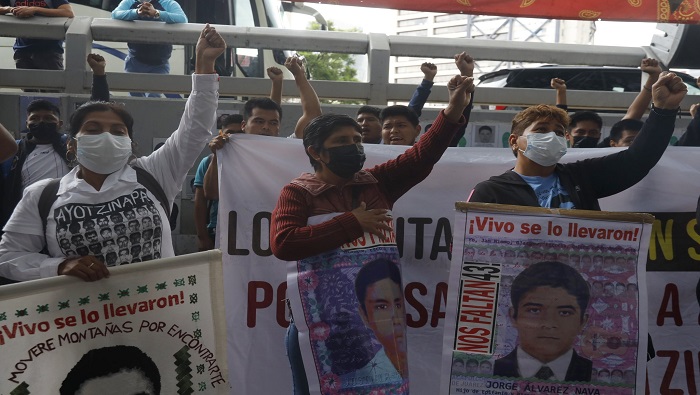 Los familiares de los normalistas desaparecidos se concentraron con carteles y demandaron una respuesta por parte de las autoridades.