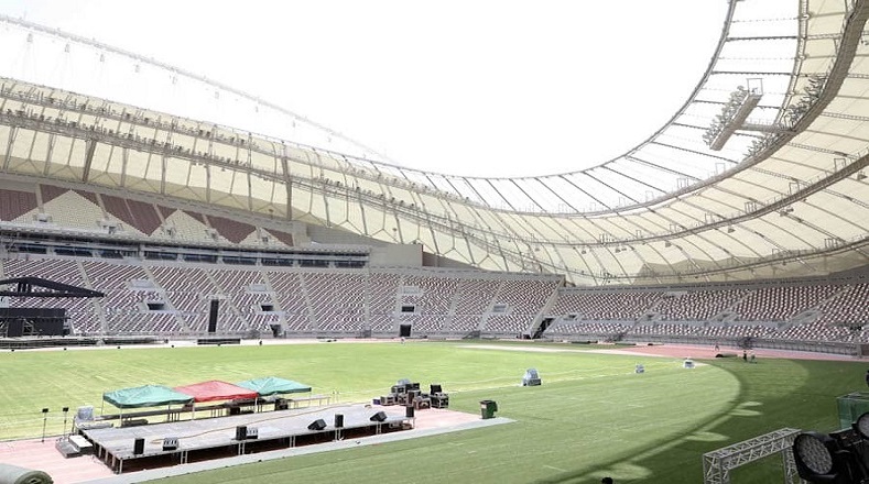 Diseñado por el arquitecto alemán, Albert Speer Jr, el estadio con una capacidad para 80.000 espectadores posee un moderno sistema de climatización frente a las elevadas temperaturas.