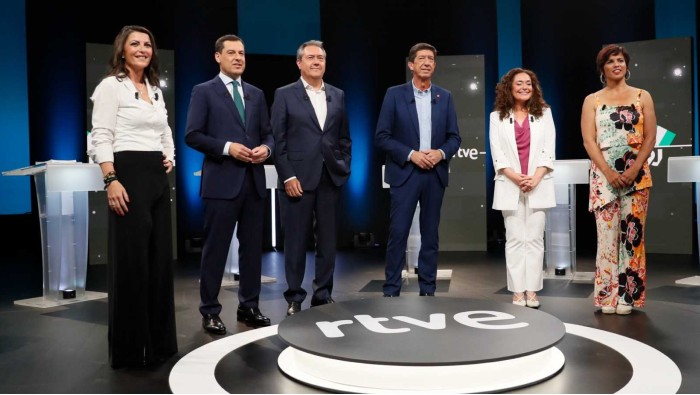 Las elecciones podrían terminar con el ingreso de la ultraderechista Vox en el Gobierno autonómico de Andalucía, como ya ocurrió la comunidad de Castilla-La Mancha, si el PP no alcanza la mayoría absoluta.