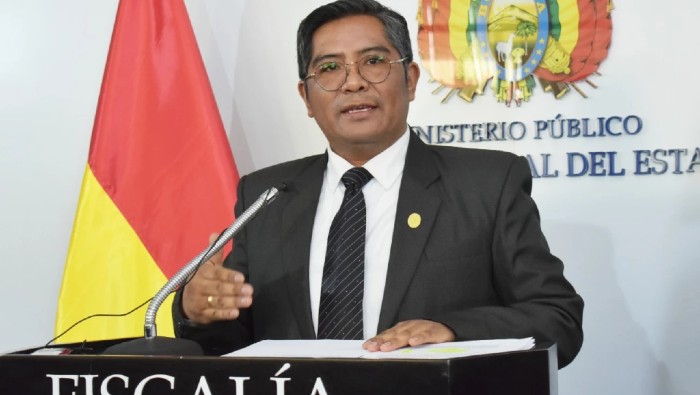 El secretario general de la Fiscalía General del Estado, Edwin Quispe, indicó que los exministros de Gobierno y Defensa del Gobierno internaron armamento irregularmente.