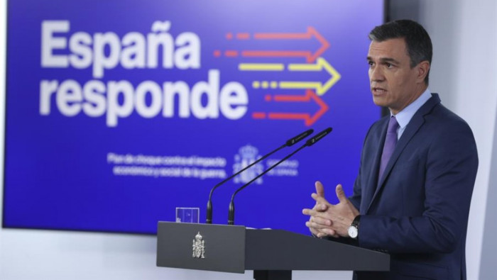 Sánchez propone medidas para reducir la inflación en 3,5 puntos y subir impuestos a empresas energéticas.