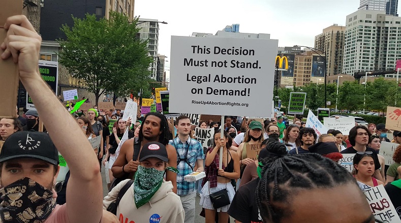 Organizaciones feministas y movimientos civiles de Estados Unidos se manifestaron en contra de la anulación del aborto como derecho sexual y reproductivo de las mujeres.