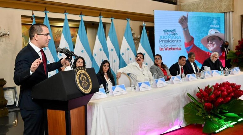 Los presidentes Rafael Correa de Ecuador; y Fernando Lugo de Uruguay, junto con el enviado especial del jefe de Estado venezolano Nicolás Maduro y excanciller Jorge Arreaza, intervinieron en el foro.