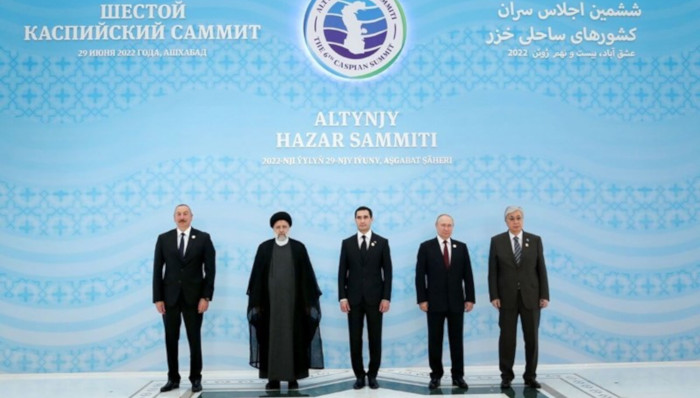 Los cinco países ribereños del Caspio son Azerbaiyán, Kazajistán, Irán, Rusia y Turkmenistán.