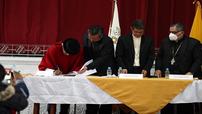 El acta fue firmada por representantes de la Conaie, Feine y Fenocin, así como del Gobierno ecuatoriano.