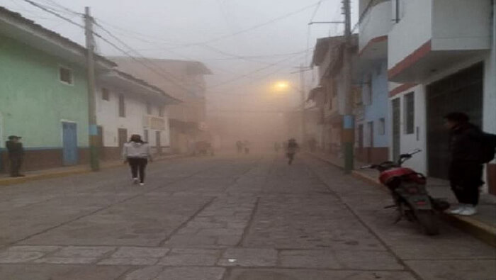 Videos difundidos en redes sociales muestran a vecinos de Chavín de Huantar huyendo del deslizamiento de tierra.
