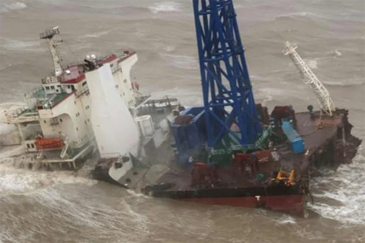 El buque fue impactado por el tifón que traía consigo vientos sostenidos de 144 km/h y provocó olas de hasta diez metros.