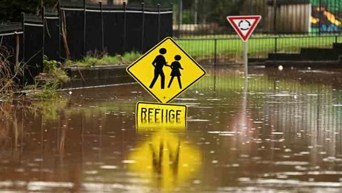Decenas de comunidades australianas están incomunicadas y sin servicio eléctrico a causa de las fuertes lluvias e inundaciones.