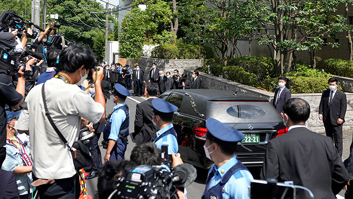 Los restos de Shinzo Abe llegaron a la capital japonesa bajo una estricta custodia policial.